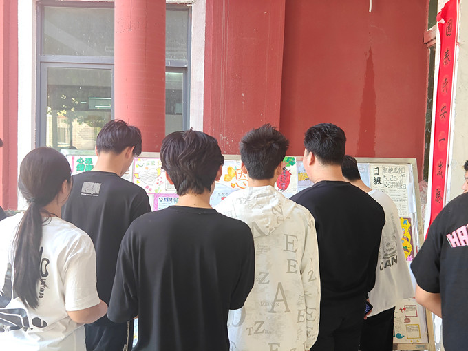 學(xué)生圍觀(guān)感恩向陽(yáng)展板_副本.jpg