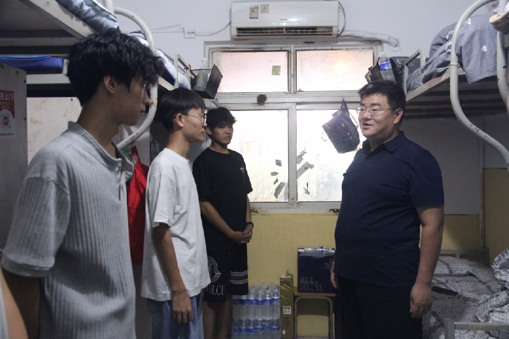 情暖宿舍，關懷入心|校領導深入宿舍慰問 2025 級新生